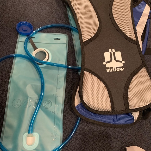 Hydration sporting Backpacks. 2liter. Black/Blue. NWOT - Picture 4 of 5